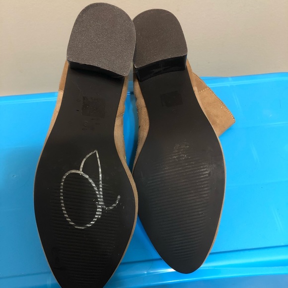 Size 8 brown heels with flower pattern by the brand Callisto of California. - Picture 4 of 4